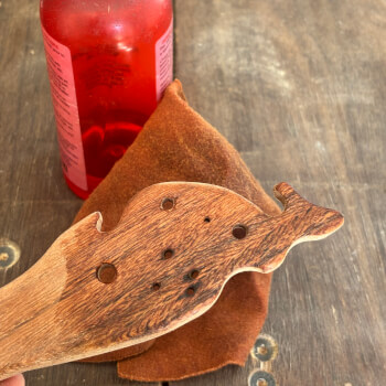 Oiling the spatula 